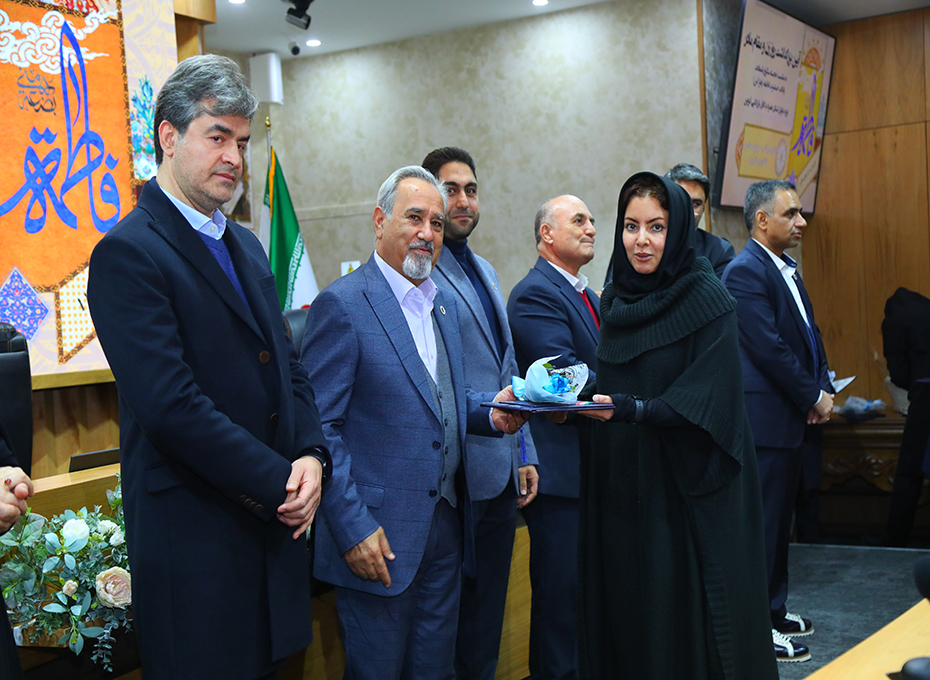 در ادامه برگزاری آیین بزرگداشت روز زن ومقام مادر دراتاق بازرگانی،صنایع ،معادن وکشاورزی قزوین تصویر شماره-01
