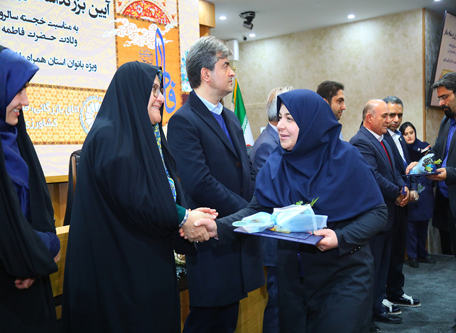 در ادامه برگزاری آیین بزرگداشت روز زن ومقام مادر دراتاق بازرگانی،صنایع ،معادن وکشاورزی قزوین تصویر شماره-06