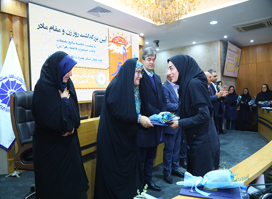 در ادامه برگزاری آیین بزرگداشت روز زن ومقام مادر دراتاق بازرگانی،صنایع ،معادن وکشاورزی قزوین تصویر شماره-09