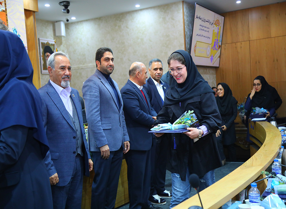 در ادامه برگزاری آیین بزرگداشت روز زن ومقام مادر دراتاق بازرگانی،صنایع ،معادن وکشاورزی قزوین تصویر شماره-11